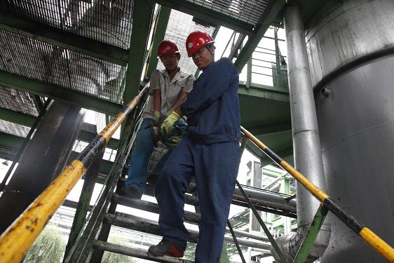 制氫車間喬松濤、高建華合力搬運檢修設(shè)備