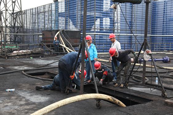 哪里有施工，哪里就有安全。安全環(huán)保部副部長李傳成、安全員任吉龍在現(xiàn)場檢查。
