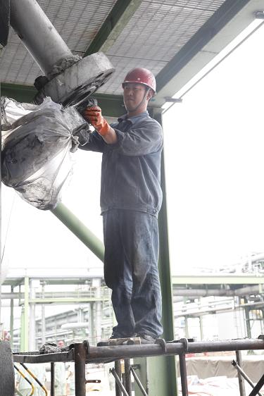 檢修車間李冰在清理設備人孔