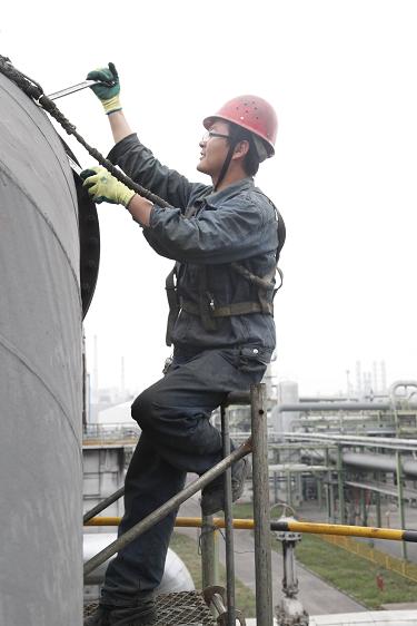制氫車間朱恒正在塔上認真工作