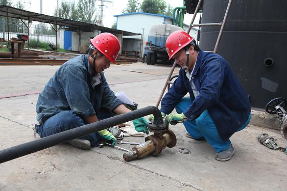 公用車間李澤、韓登國正在檢修安全閥